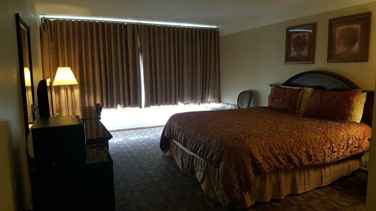 Americas Best Value Inn チッペワフォールズ エクステリア 写真