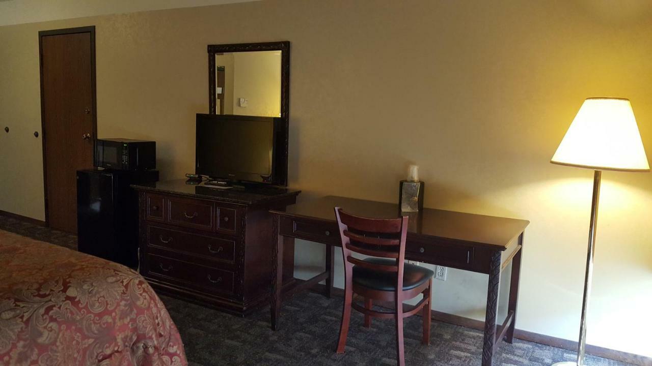 Americas Best Value Inn チッペワフォールズ エクステリア 写真