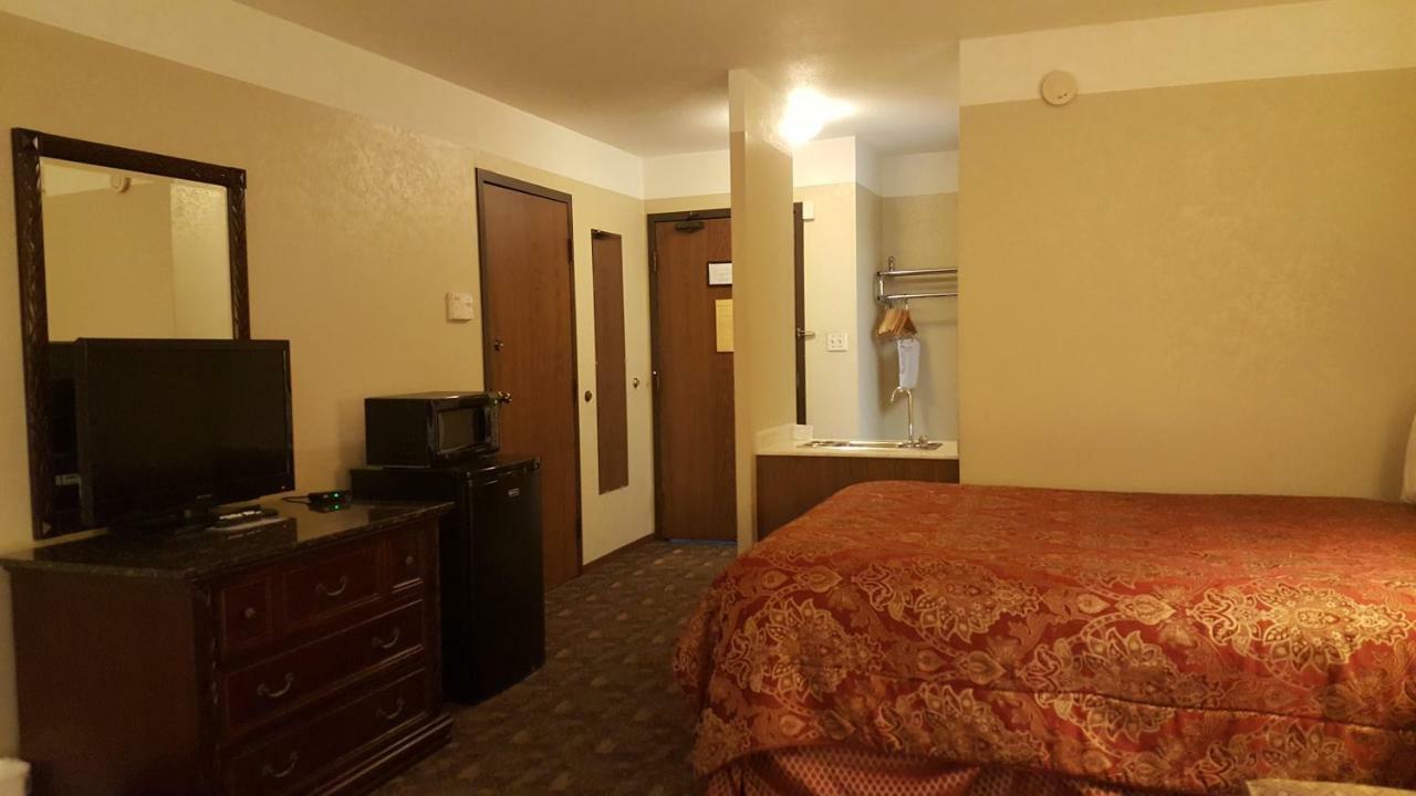 Americas Best Value Inn チッペワフォールズ エクステリア 写真