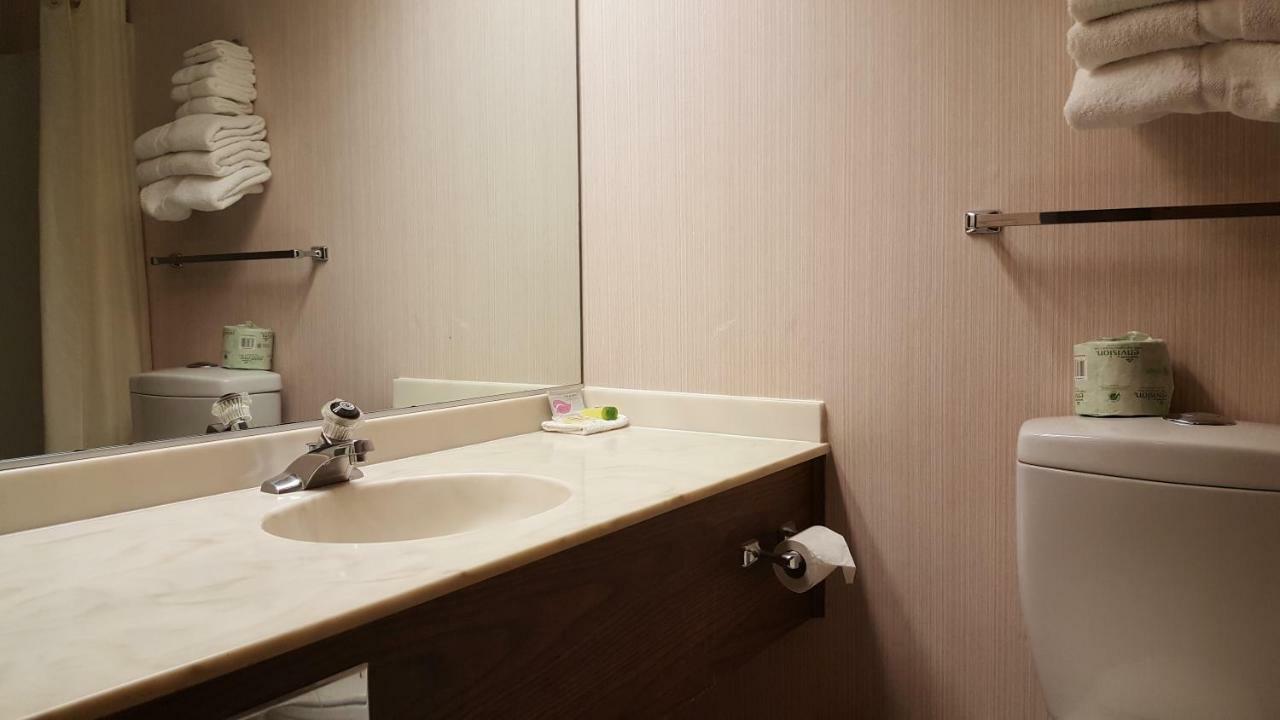 Americas Best Value Inn チッペワフォールズ エクステリア 写真